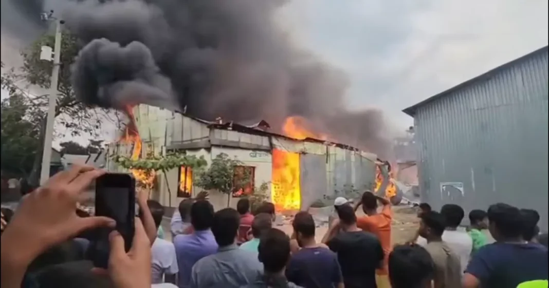 6 jhut warehouses gutted in Gazipur fire